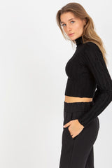 Short sweater with long sleeves
