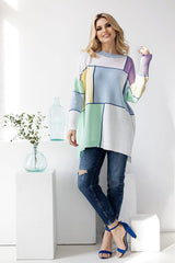 Loose-fitting sweater with long sleeves