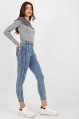 Tailored fit jeans with a button closure